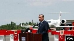 Perdana Menteri Recep Tayyip Erdogan pada acara pemakaman tentara Turki di kota Van, Turki Timur.