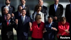 El presidente colombiano Gustavo Petro, el presidente de Paraguay, Santiago pena, y la presidenta del Nuevo Banco de Desarrollo, Dilma Rousseff, posan para una foto de grupo durante la cumbre del G20 en Río de Janeiro, Brasil, el 18 de noviembre de 2024. REUTERS