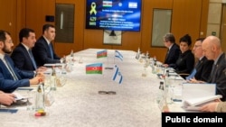 Hikmət Hacıyev və Gideon Saar (Mənbə: Sosial şəbəkə)