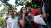 Una mujer reacciona durante una protesta frente a la embajada de Trinidad y Tobago luego de que al menos 28 personas murieran en un naufragio en la costa este de Venezuela, en Caracas, Venezuela el 15 de diciembre de 2020.