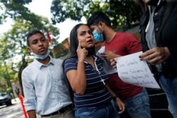 Una mujer reacciona durante una protesta frente a la embajada de Trinidad y Tobago, en Caracas, el 18 de noviembre 2020.