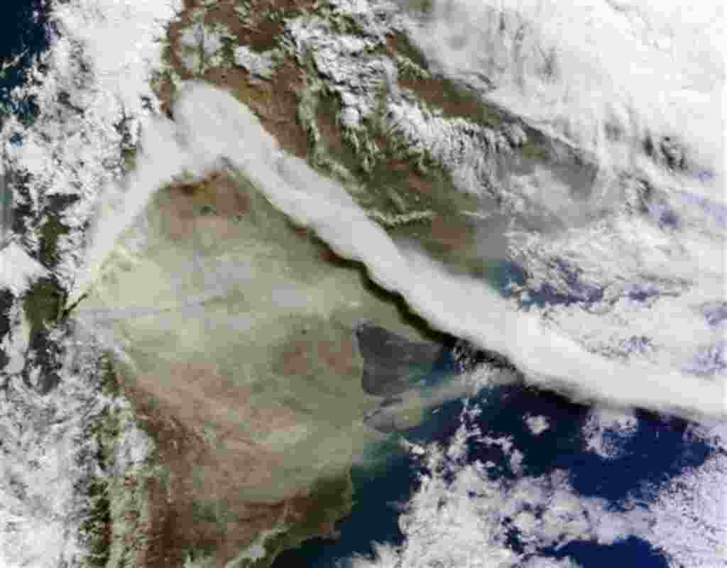 Esta imagen de satélite en color natural proporcionada por la NASA fue tomada a bordo del satélite Terra en la mañana del 6 de junio de 2011, tras la erupción del Puyehue-Cordón Caulle en Chile. En la imagen, la pluma de cenizas del volcán es visible con