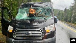 Foto divulgada por la Policía Estatal de Maine muestra un vehículo dañado por el paso de la tormenta Lee en una carretera del estado el16 de septiembre de 2023.