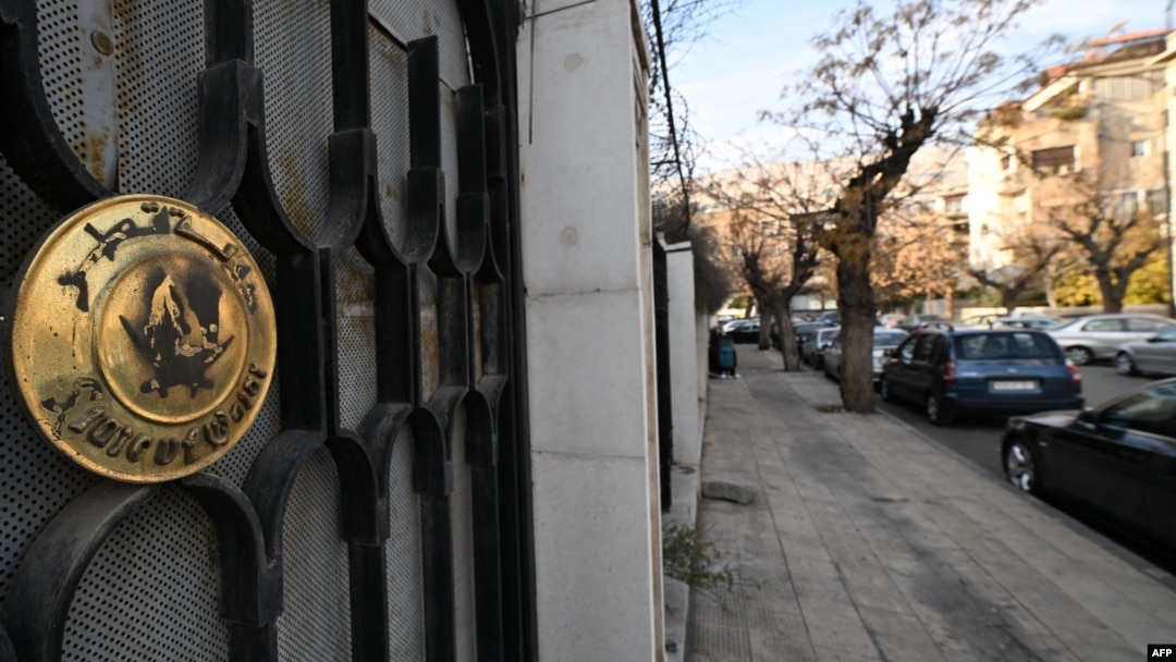 Slika prikazuje kapiju Ambasade Katara u glavnom gradu Sirije Damasku, 12. decembra 2024.