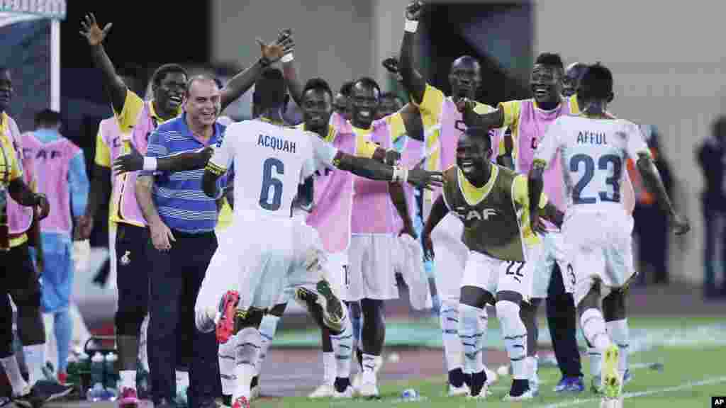 Les joueurs ghanéens jubilent après que leur coéquipier Mubarak Wakoso a marqué le deuxième du match de demi-finale de la CAN 2015 (30-) contre la Guinée équatoriale, à Bata, Guinée équatoriale, le 5 février 2015.