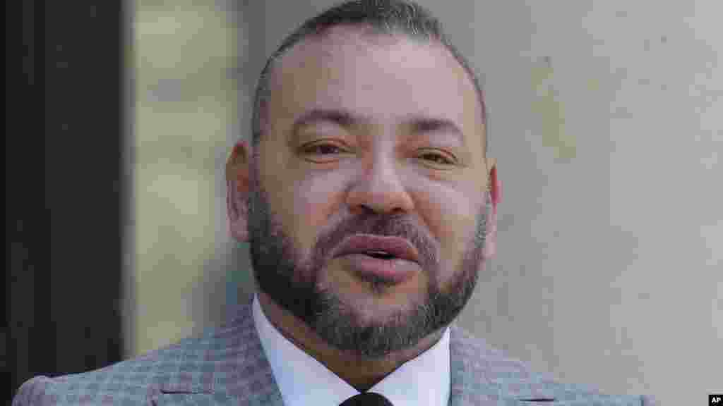 Le roi Mohammed VI &nbsp;sourit en arrivant à l'Élysée pour rencontrer le président français François Hollande, le 2 mai 2017.