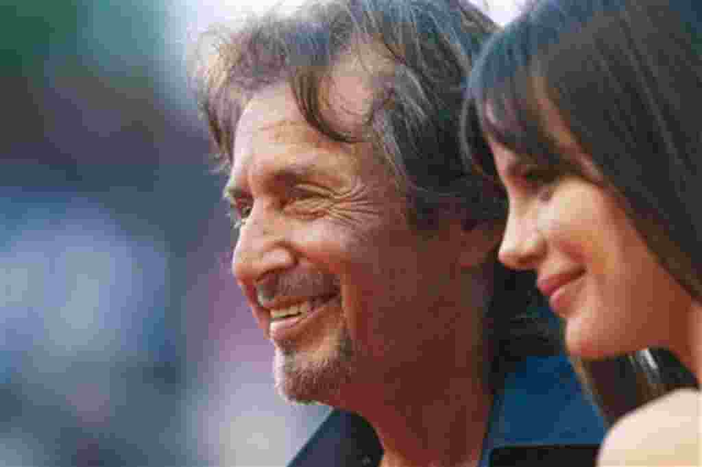 Al Pacino llega con su novia Lucila Sola para la proyección de la película Wilde Salomé en la edición 68 del Festival de Cine de Venecia en Italia.
