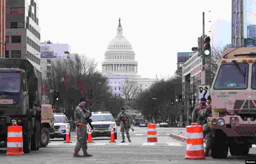 Miembros de la Guardia Nacional Resguardan el per&#237;metro del Capitolio, en Washington DC. 17 de enero de 2021. 