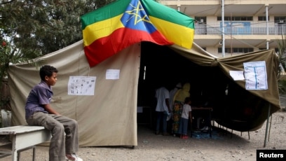 Ethiopian voters standing in line at a polling station
