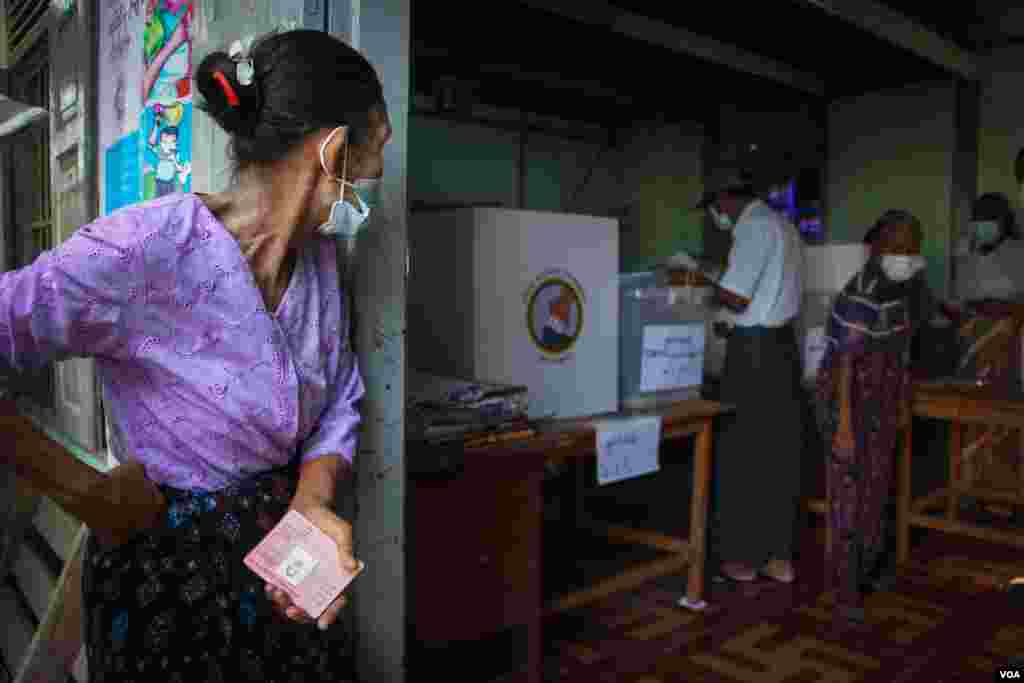 စစ်ကိုင်းမြို့တွင် အသက် ၆၀ အထက် လူကြီးများ မဲပေးကြသည့်မြင်ကွင်း။ (အောက်တိုဘာ ၂၉၊ ၂၀၂၀)