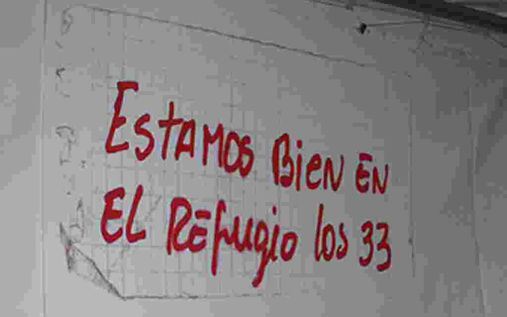 El primer texto con el que se comprobó la supervivencia de los 33 mineros atrapados en una mina en Chile colgaba como una bandera de esperanza en las afueras de la embajada chilena en Washington.