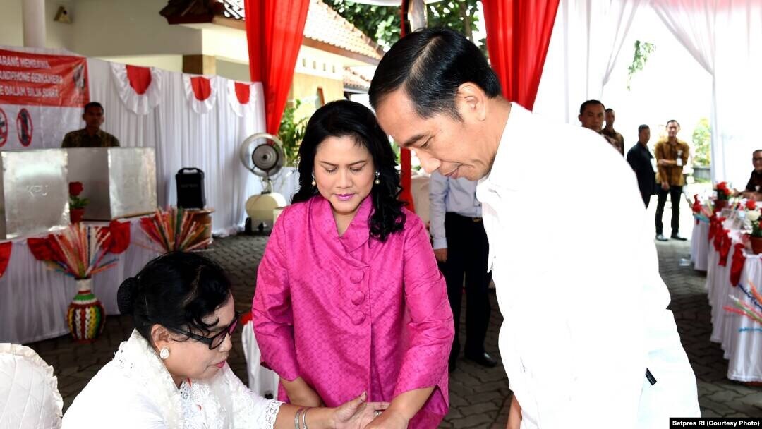 Presiden RI Joko Widodo memberikan suara di TPS IV Kelurahan Gambir, Jakpus, Rabu siang (19/4). (foto: Setpres RI)