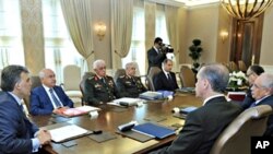 Serokamerê Tirk Abdullah Gul serokatîya civîneke ewlekarîyê dike ku bi pişikdarîya Serokwezîr Recep Tayyip Erdogan û qumandarên artêşê pêk hatîye (21 hezîran 2010)