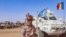 Seorang tentara Chad yang berdinas untuk Misi PBB di Mali (MINUSMA), berdiri di depan kendaraan misi di keluar Kota Gao, di Mali, 25 Oktober 2023. (Foto: MINUSMA/AFP)