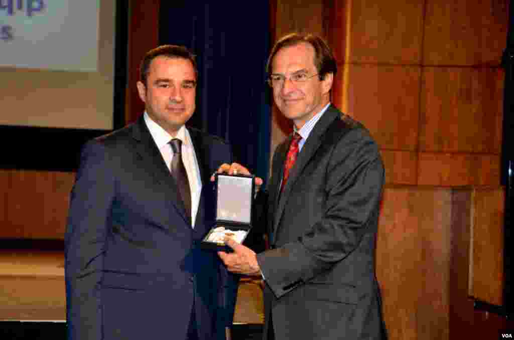 Envoys of Albanian president presented a presidential award to VOA