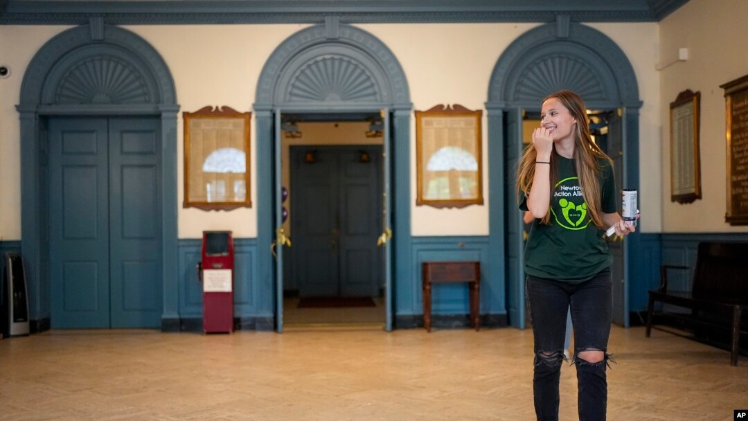 Lili Vasilnek, preživela iz osnovne škole Sendi Huk, dolazi na protest protiv oružanog nasilja u Njutaunu, 7. juna 2024. (Foto: AP/Bryan Woolston)