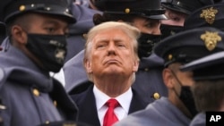 Rodeado de cadetes del ejército, el entonces presidente Donald Trump observa la primera mitad del 121º partido de fútbol entre el ejército y la marina, el 12 de diciembre de 2020, en West Point, Nueva York, el 24 de noviembre de 2023.