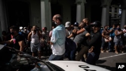 La policía detiene a un manifestante antigubernamental el 11 de julio de 2021, en La Habana, en medio de las más sonadas protestas de las últimas décadas.