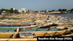 Les pirogues à quai à Soumbédioune, Sénégal, 16 septembre 2017. (VOA/Seydina Aba Gueye)