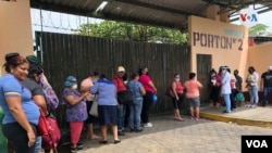 Familiares de pacientes con coronavirus esperan noticias de sus familiares fuera de un centro de salud en Managua, Nicaragua.