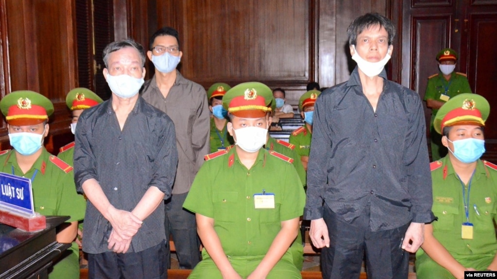 Ba nhà báo Phạm Chí Dũng (phải), Nguyễn Tường Thụy (trái) và Lê Hữu Minh Tuấn tại phiên tòa ngày 5/1/2021 ở Tp. HCM.
