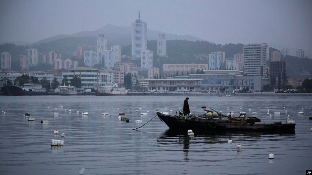 지난 6월 북한 원산 앞바다에서 어부가 고기를 잡고 있다. (자료사진)