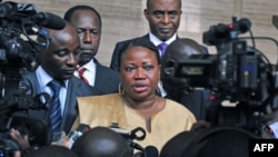 Fatou Bensouda (au c.) s'adresse à la presse à Abidjan (28 juin 2011)