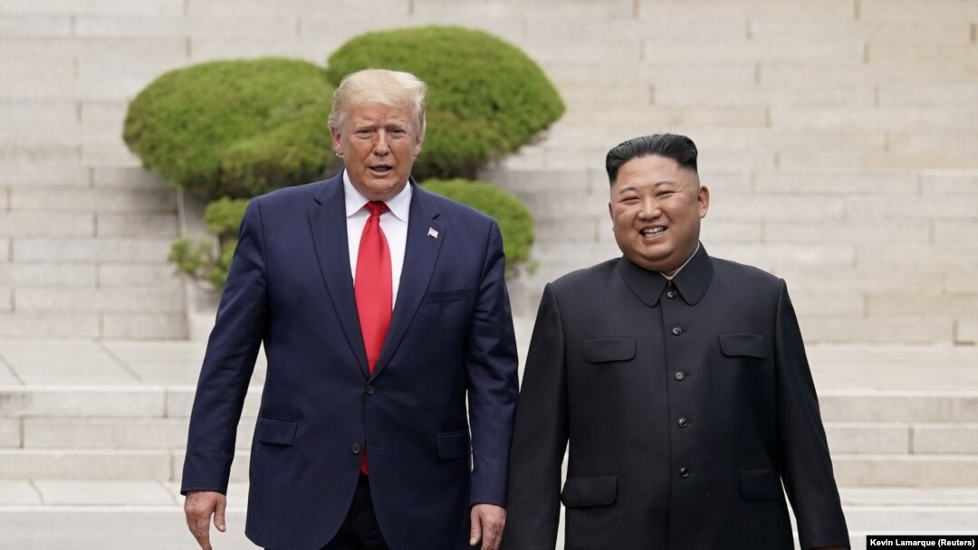 El presidente de Estados Unidos, Donald Trump, se reúne con el líder norcoreano, Kim Jong Un, en la zona desmilitarizada que separa a las dos Coreas, en Panmunjom, Corea del Sur, 30 de junio de 2019.