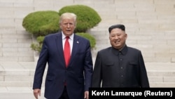 El presidente de Estados Unidos, Donald Trump, se reúne con el líder norcoreano, Kim Jong Un, en la zona desmilitarizada que separa a las dos Coreas, en Panmunjom, Corea del Sur, 30 de junio de 2019.