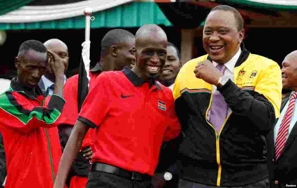 Le président kényan Uhuru Kenyatta, à droite, parle au capitaine de l'équipe olympique Wesley Korir à Nairobi, Kenya, le 22 juillet 2016.