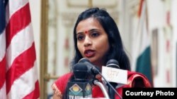 Diplomat India Devyani Khobragade dalam sebuah foto tanpa tanggal dari akun Twitternya (foto:dok). Pengadilan AS mendakwanya atas penipuan visa dan kebohongan atas gaji yang dibayarkannya untuk pembantu rumah tangganya.