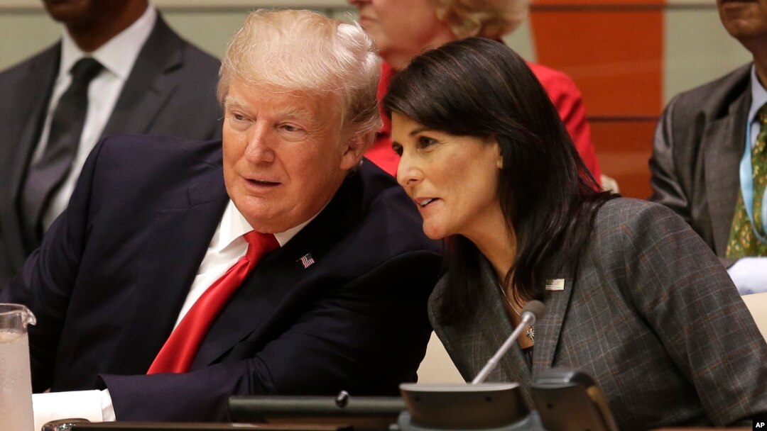 Presiden AS Donald Trump berbicara dengan Dubes AS untuk PBB Nikki Haley dalam pertemuan PBB di New York (18/9). 