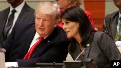 Presiden AS Donald Trump berbicara dengan Dubes AS untuk PBB Nikki Haley dalam pertemuan PBB di New York (18/9). 