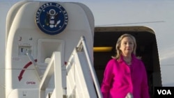 La secretaria de Estado, Hillary Clinton, al arribar a Naypyidaw, la capital de Myanmar.