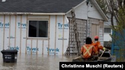 Evacuation d'un quartier résidentiel inondé à Rigaud, au Québec, Canada, le 7 mai 2017.