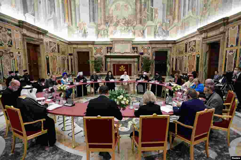 Papa Fransis və digər dini liderlər Vatikanda UNESCO -nun Dünya Müəllimlər Günündə keçirilən Təhsil haqqında Qlobal Saziş toplantısında&nbsp;