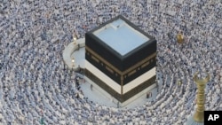 Peregrinos musulmanes rodean la Kaaba, un edificio cúbico en la Gran Mezquita, durante el peregrinaje anual del haj en La Meca, Arabia Saudita, el 11 de junio de 2024.