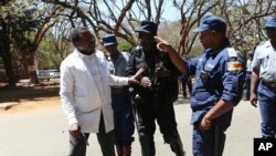 Mapurisa achinetsana navanachiremba vairatidzira vachida kuti Doctor Peter Magombeyi vawanikwe.