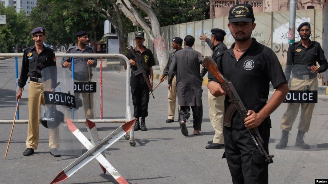 Polisi menjaga ketat sebuah pos penjagaan di dekat gedung Mahkamah Agung di Karachi, Pakistan (Foto: dok). 
