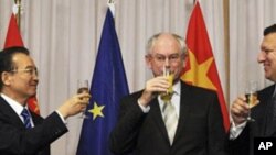 China's Prime Minister Wen Jiabao (l) and European Union Council President Herman Van Rompuy are seen following the signing ceremony of two agreements between the European Union and China at the EU Council building in Brussels, Belgium, October 6, 2010