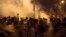 Los partidarios del depuesto ex presidente Mohammed Morsi tratan de escapar después que la policía antimotines disparara gases lacrimógenos.