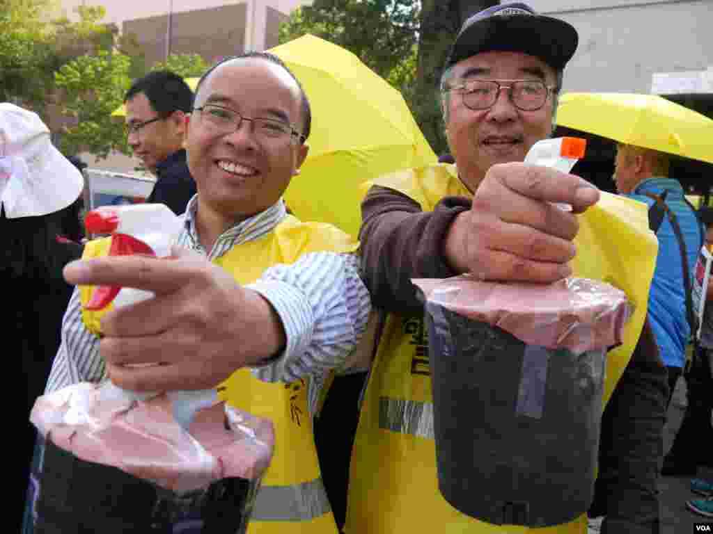 扮演持辣椒水的香港警察（美国之音国符拍摄）