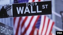 La información sobre la investigación surge en momentos en que los mercados bursátiles en Wall Street vuelven a ser operar a la baja.