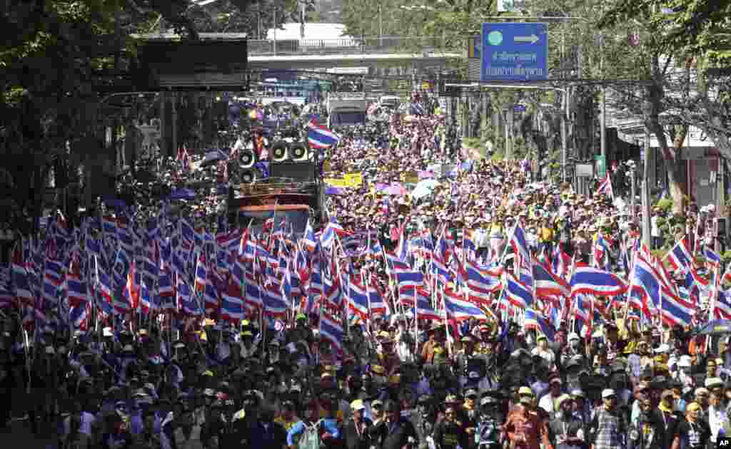 Anti-government protesters with national flags gather for a rally in Bangkok, Jan. 14, 2014.