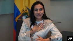 ARCHIVO - La vicepresidenta suspendida de Ecuador, Verónica Abad, habla durante una entrevista en Quito, Ecuador, el viernes 22 de noviembre de 2024. (Foto AP/Dolores Ochoa).