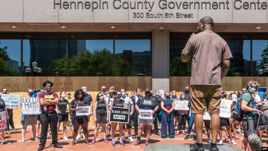 Para pengunjuk rasa berdemo di luar gedung Hennepin county Government Center, sebelum persidangan Derek Chauvin, mantan polisi yang terkait kasus kematian pria kulit hitam, George Floyd, 8 Juni 2020 di Minneapolis, Minnesota.