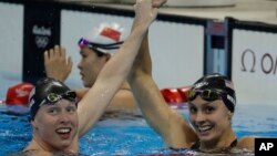 8일 리우 올림픽 여자 수영 평영 100m 결승에서 미국 국가대표팀 릴리 킹(왼쪽)과 케이티 메일리가 각각 금메달과 동메달이 결정된 후 환호하고 있다.