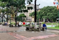 Ciudadanos conversan en la Plaza Francia, en la urbanización Altamira, al este de Caracas. Agosto, 2021. Foto: Luisana Solano - 2021.