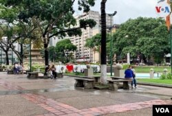 Ciudadanos conversan en la Plaza Francia, en la urbanización Altamira, al este de Caracas. Agosto, 2021. Foto: Luisana Solano - 2021.