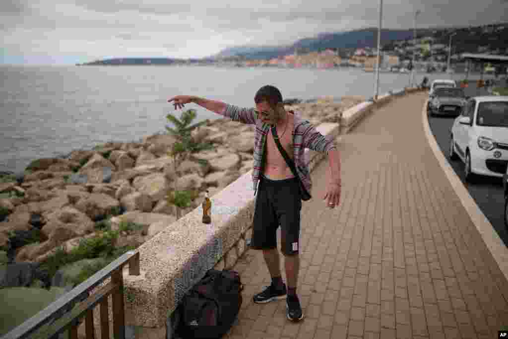 این مرد فرانسوی در ساحل شهر مانتون در نزدیکی ایتالیا، با نوشیدن آبجویی، برداشته شدن محدودیت‌ها برای حضور در ساحل و مراکز تفریحی فرانسه را جشن گرفته‌است. 